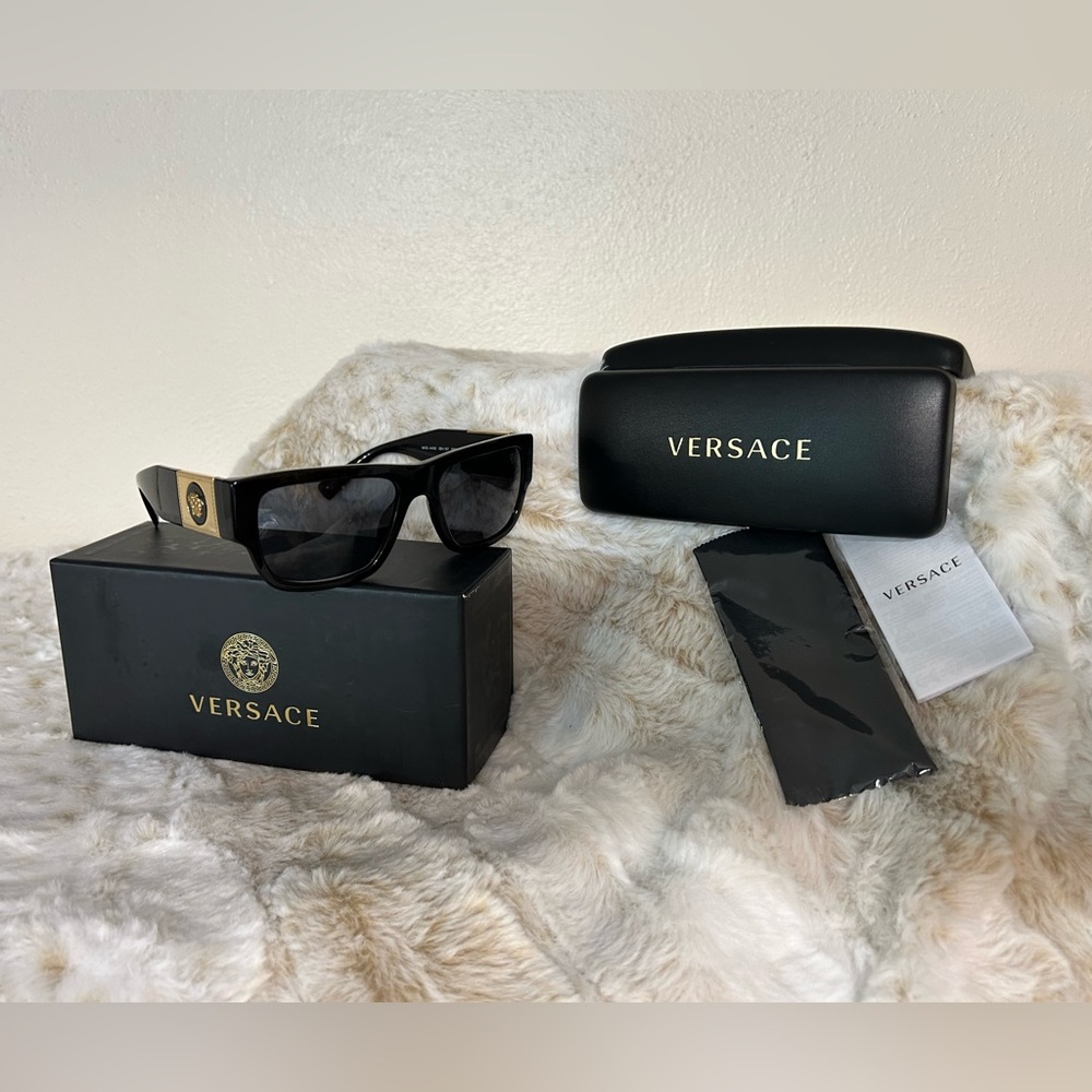 EUC Versace Unisex Medusa Sunglasses with Black Case, Box & accessories